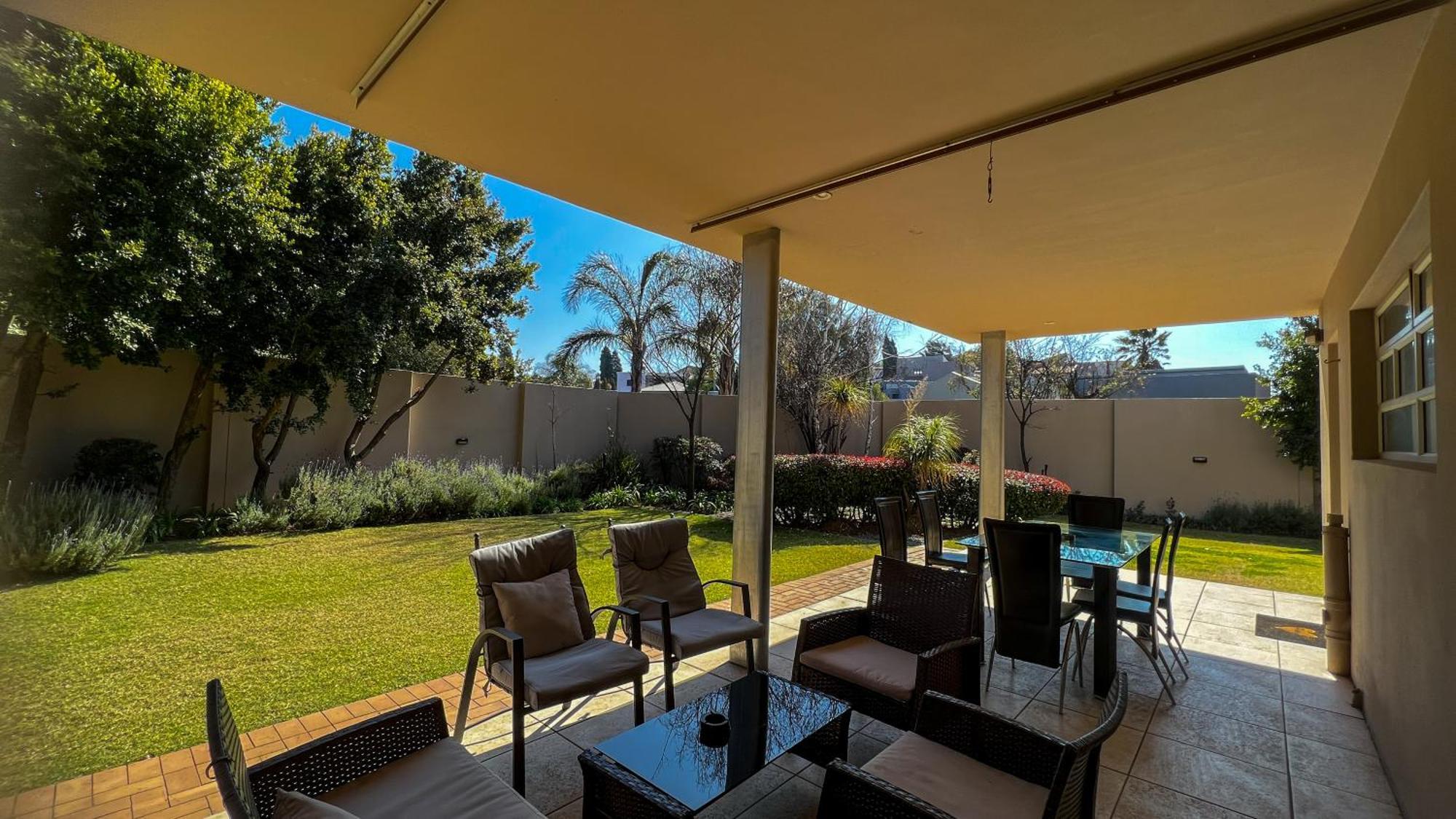 Sizanazo Guest House - In The Heart Of Northcliff Hill Johannesburg Exterior photo